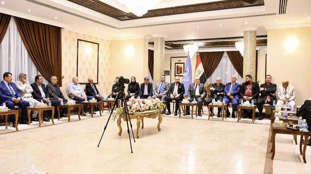 الدكتور العبادي يدعو إلى عقلانية الخطاب في مواجهة التحديات الداخلية ضمن لقائه مع مجموعة من الصحفيين 